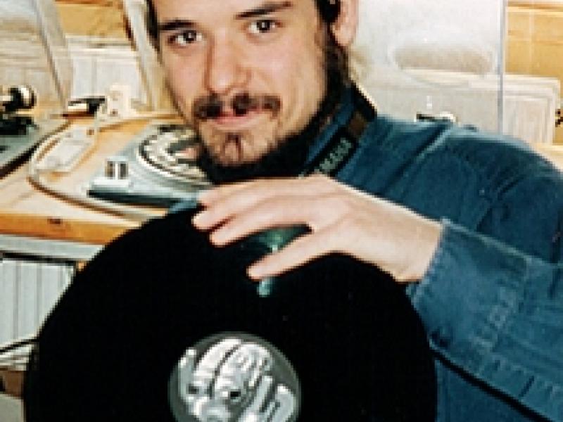 Jannik Juhl der holder LP-plade